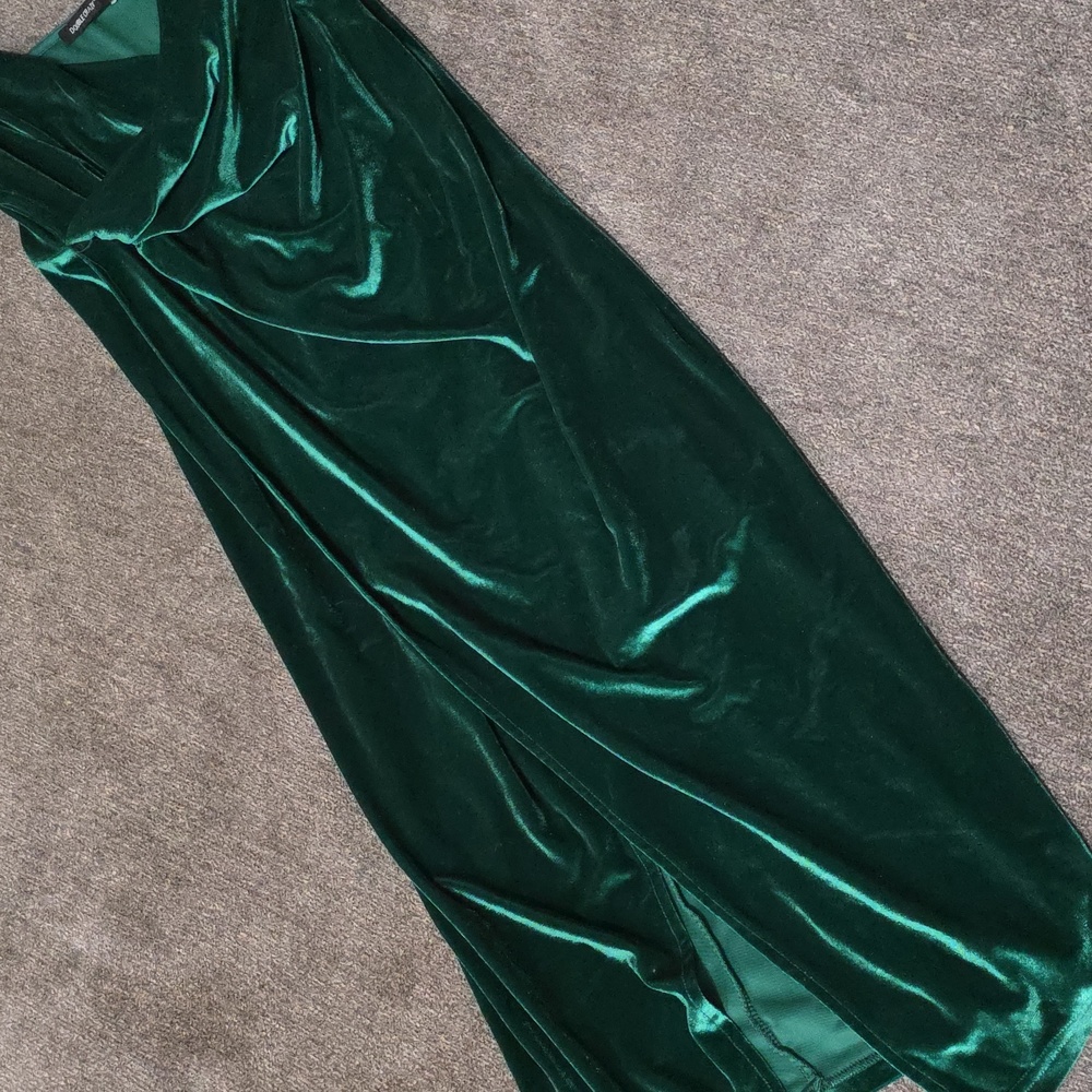 Chic Emerald Velvet Midi Dress - Picture 5 of 6